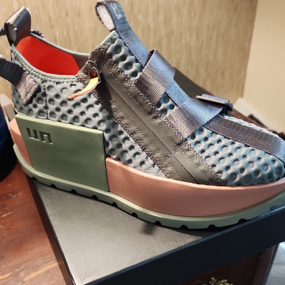 UA Stylish Sneakers in Gray and Pink